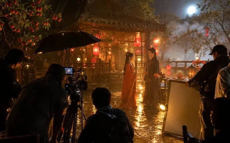 《月白时分的告白》幕后花絮：一场雨拍了整夜 配图
